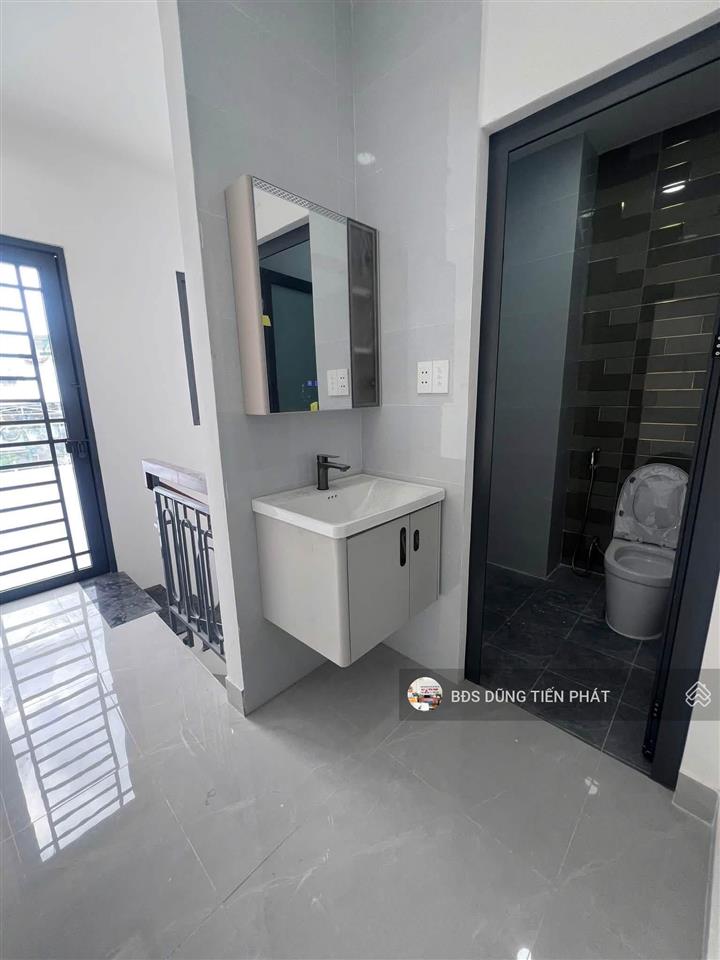 Nhà mới 2 lầu sân thượng 3 pn đường tùng thiện vương