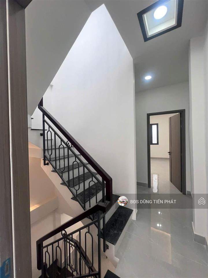 Nhà mới 2 lầu sân thượng 3 pn đường tùng thiện vương