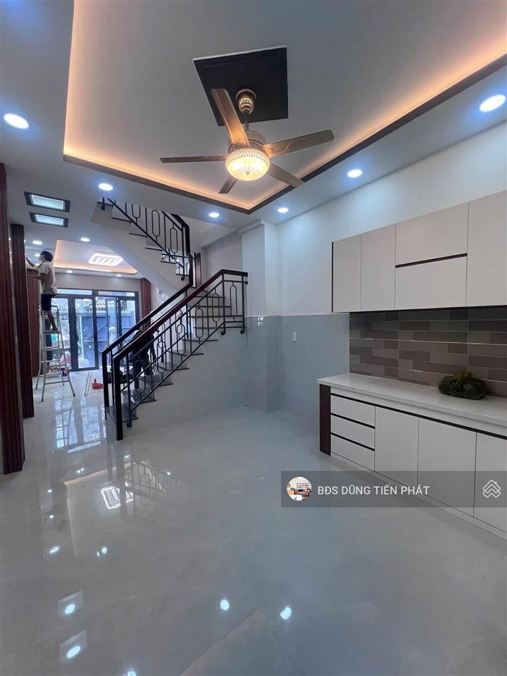 Nhà mới 2 lầu sân thượng 3 pn đường tùng thiện vương