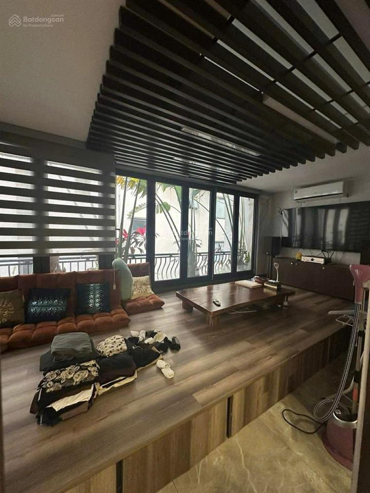 Tôi cần bán gấp căn nhà tập thể mặt phố thái thịnh  đống đa hà nội . hơn 3 tỷ lô góc  sổ đỏ đẹp