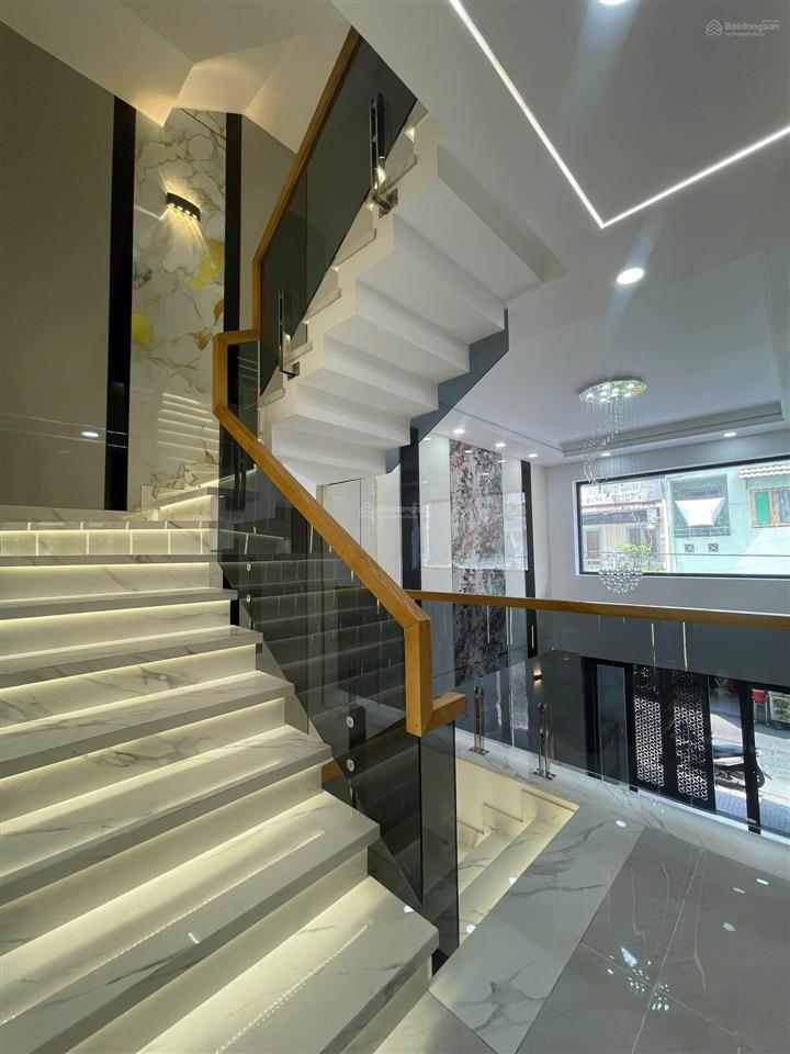 Nhà mới xây 5 tầng 2 mặt tiền trước sau xe hơi vào nhà. kinh doanh tốt
