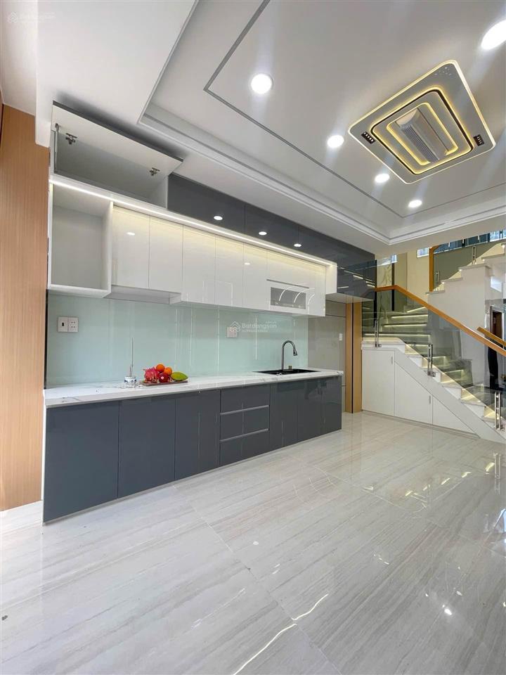 Nhà mới xây 5 tầng 2 mặt tiền trước sau xe hơi vào nhà. kinh doanh tốt