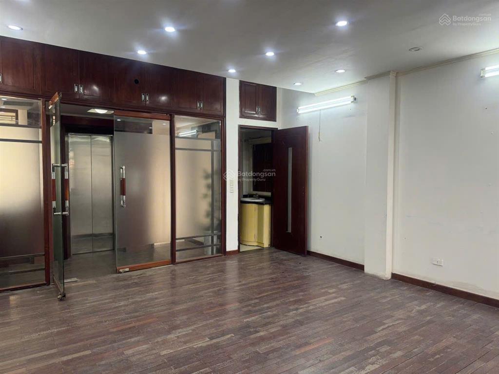 Nhà cho thuê văn phòng phố đội cấn. nội thất cơ bản
