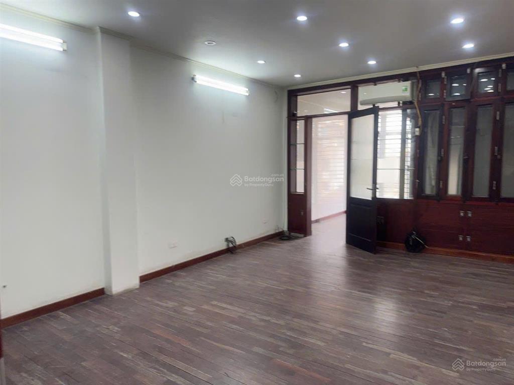 Nhà cho thuê văn phòng phố đội cấn. nội thất cơ bản