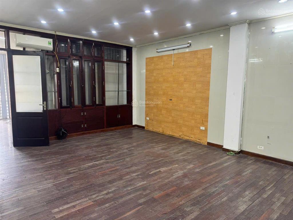 Nhà cho thuê văn phòng phố đội cấn. nội thất cơ bản