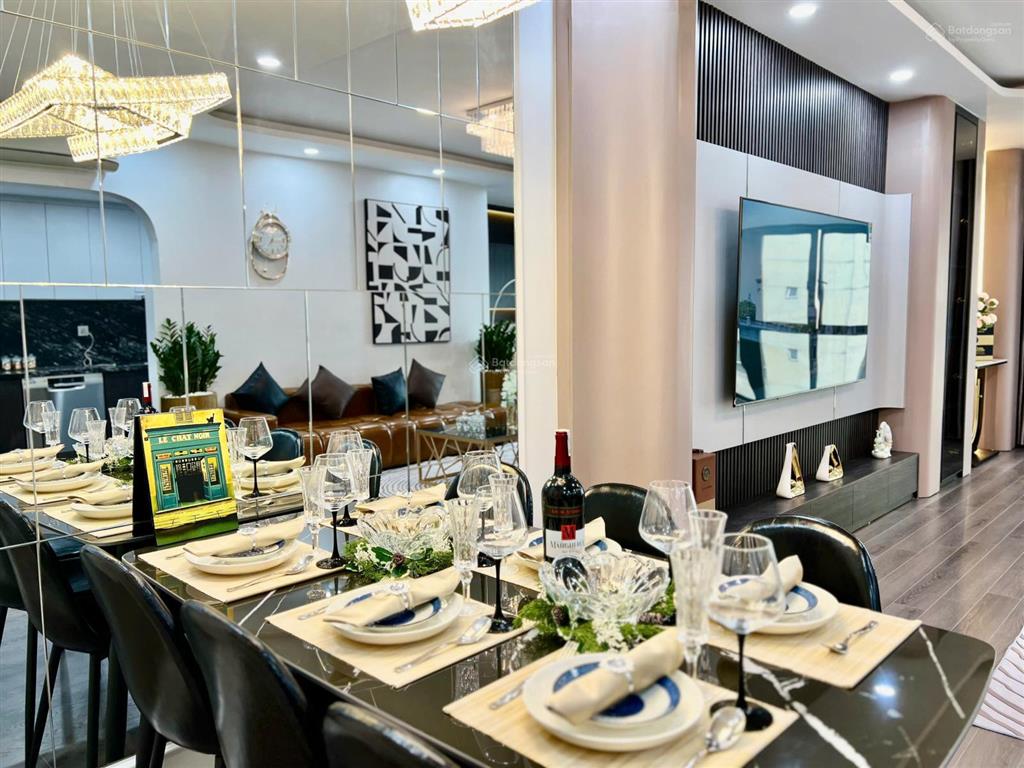 Vợ chồng em bán chcc diamond flower tower 122m2 3 ngủ tầng 19 ban công đn giá thị trường