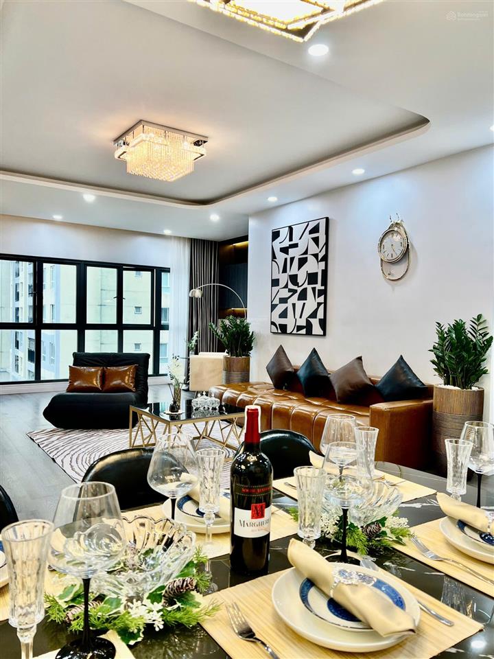 Vợ chồng em bán chcc diamond flower tower 122m2 3 ngủ tầng 19 ban công đn giá thị trường