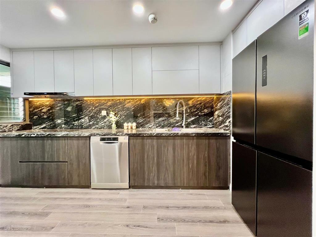 Vợ chồng em bán chcc diamond flower tower 122m2 3 ngủ tầng 19 ban công đn giá thị trường