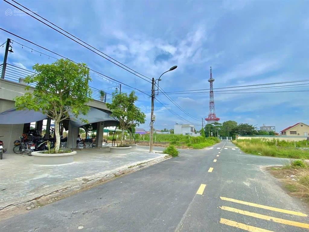 Cần bán lô đất hiếm 2mt đường nhựa 210m2 full thổ  sổ hồng riêng  xung quanh khu dân cư hiện hữu