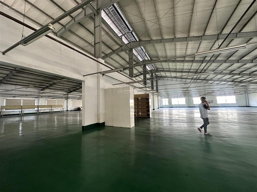 Cho thuê xưởng 2400m 100 triệu hóc môn, nền epoxy, pccc tu dong