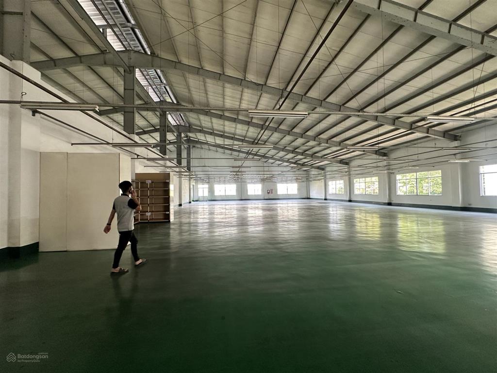 Cho thuê xưởng 2400m  100 triệu hóc môn, nền epoxy, pccc tự động