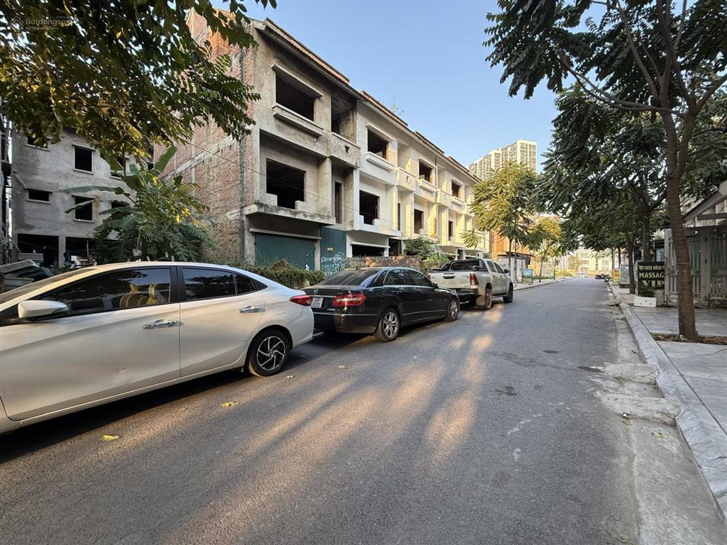 24 tỷ (rẻ hơn thị trường 3 tỷ). chủ gửi bán gấp lk 130.7m ngang rộng 6.6m. giá đặt cọc ngay 24 tỷ