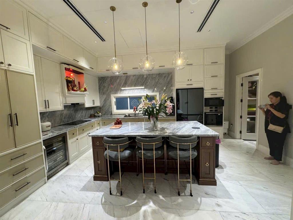 (hot)nhà 5 tầng thang máy ngang khủng 8,5x11m nở hậu 10m  mặt tiền kd sầm uất k300 chỉ 17,8 tỷ tl