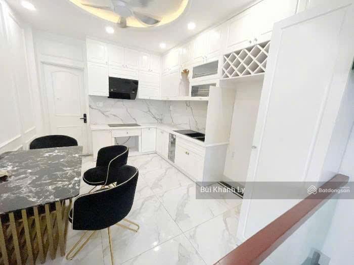 Bán nhà phú nhuận mặt tiền nguyễn kiệm 61m 4 tầng sân thượng 6pn