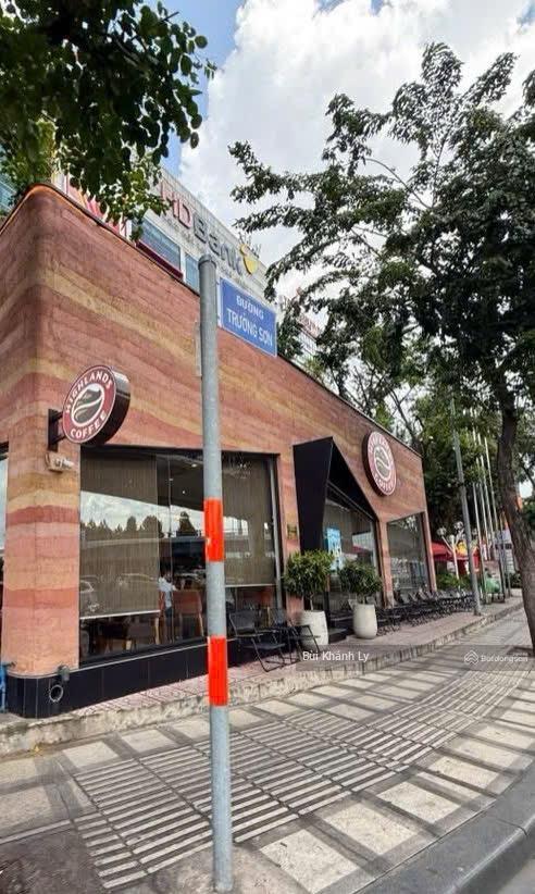 Vị trí kinh doanh siêu vip ngay sân bay tân sơn nhất trường sơn 5 tầng thang máy hđ 70tr/tháng.