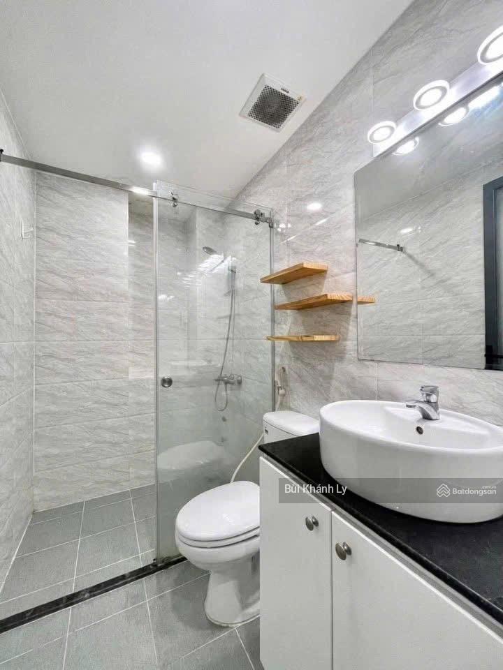 Vị trí kinh doanh siêu vip ngay sân bay tân sơn nhất trường sơn 5 tầng thang máy hđ 70tr/tháng.