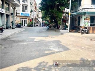 Tôi cần bán nhà chdv khuvip phan xích long ngang lớn 5,2m thang máy xịn 5 tầng sân thượng.