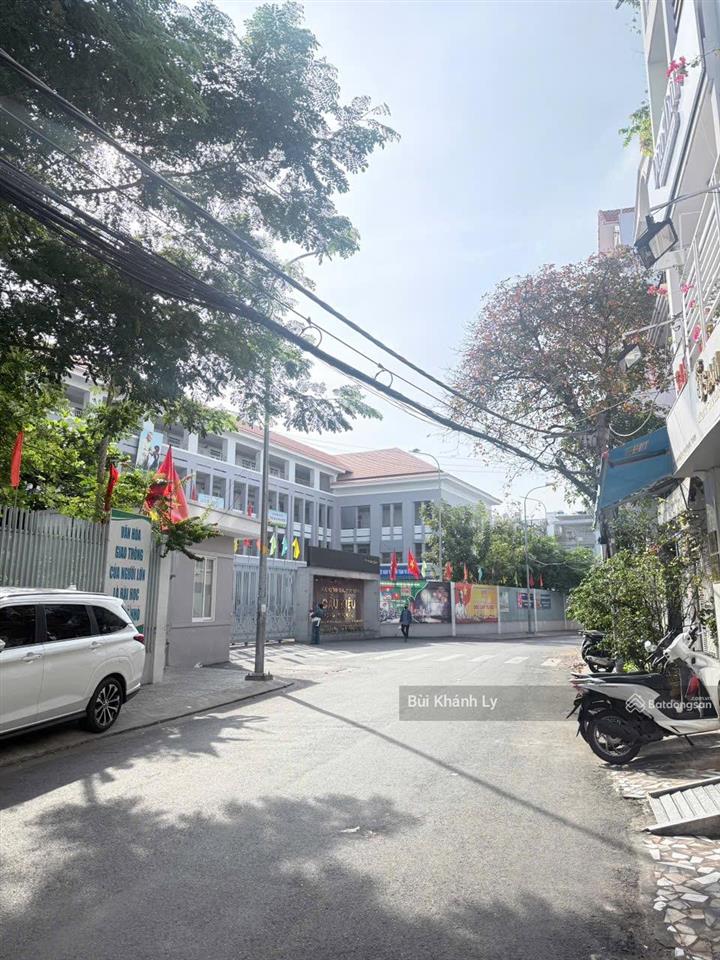 Mặt tiền đường hoa sữa 5 tầng sân thượng vỉa hè 4m gần sân bay