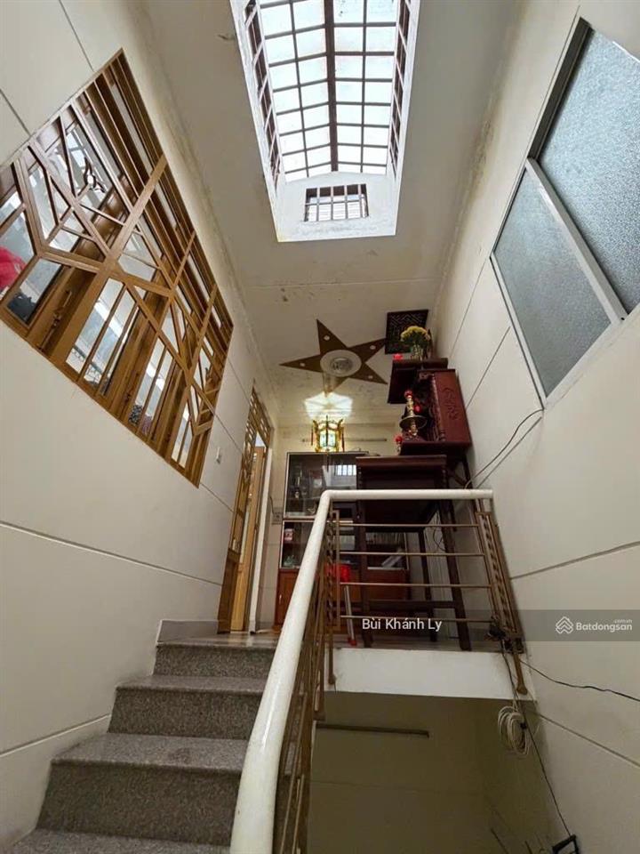 Mặt tiền đường hoa sữa 5 tầng sân thượng vỉa hè 4m gần sân bay