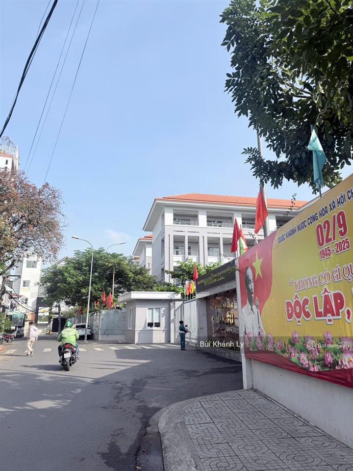 Mặt tiền đường hoa sữa 5 tầng sân thượng vỉa hè 4m gần sân bay