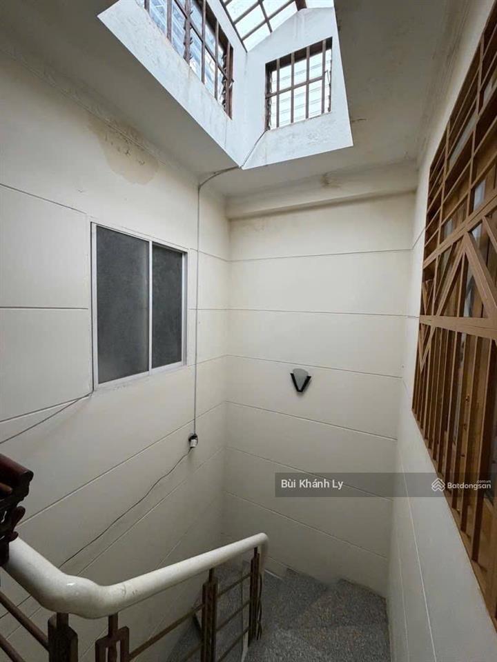 Mặt tiền đường hoa sữa 5 tầng sân thượng vỉa hè 4m gần sân bay