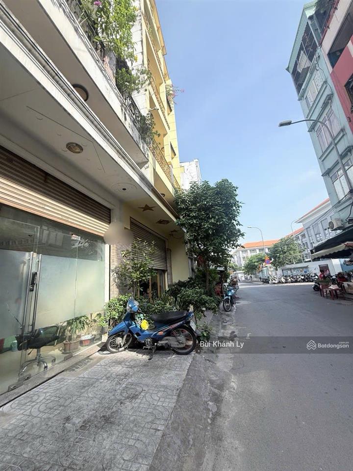 Mặt tiền đường hoa sữa 5 tầng sân thượng vỉa hè 4m gần sân bay