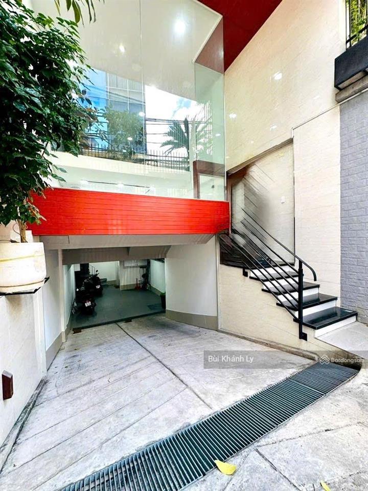 Tôi cần bán toà nhà văn phòng trục chính nguyễn văn trỗi hầm thang máy + 7 tầng xịn.