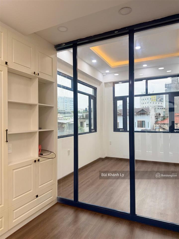 Phú nhuận mặt tiền khu vip nguyễn văn trỗi  ngay ubnd 5 tầng thang máy + hầm