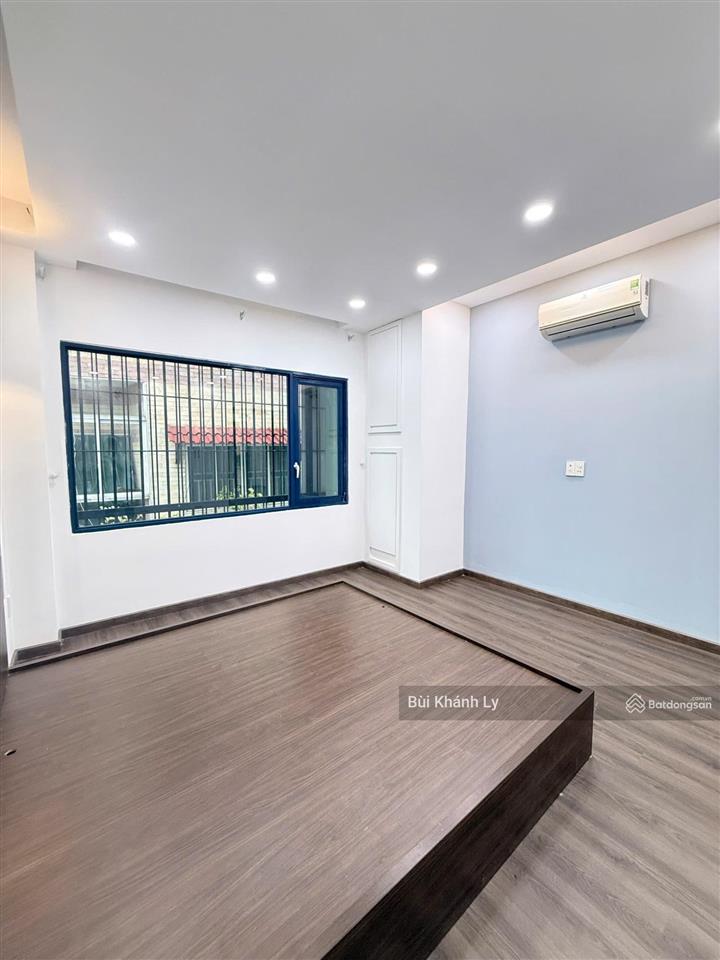 Phú nhuận mặt tiền khu vip nguyễn văn trỗi  ngay ubnd 5 tầng thang máy + hầm