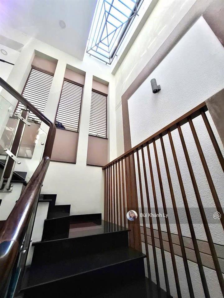 Bán nhà tân bình khuvip cmt8 100m, 7 phòng, đi bộ ra ga metro, giáp quận 10,