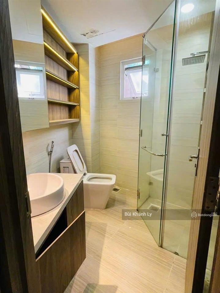 Phú nhuận khu vip 1 sẹc phan xích long  5 tầng  6 pn  hđ 35tr/tháng  gần bệnh viện hoàn mỹ
