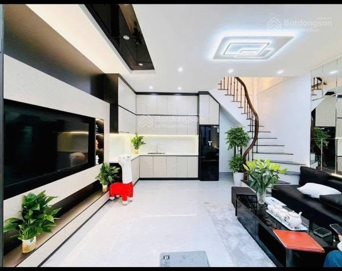 Hiếm  bán nhà mặt phố linh đàm, hoàng mai! 60m2 mt 5m vỉa hè ô tô tránh, chỉ 16 tỷ