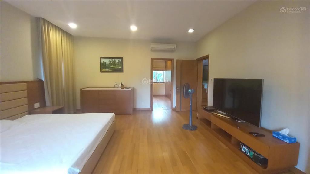 Bán biệt thự phú gia, 110 tỷ, 330m2, nội thất đẹp, 4 phòng ngủ, sân vườn rộng, khu an ninh, q7, hcm