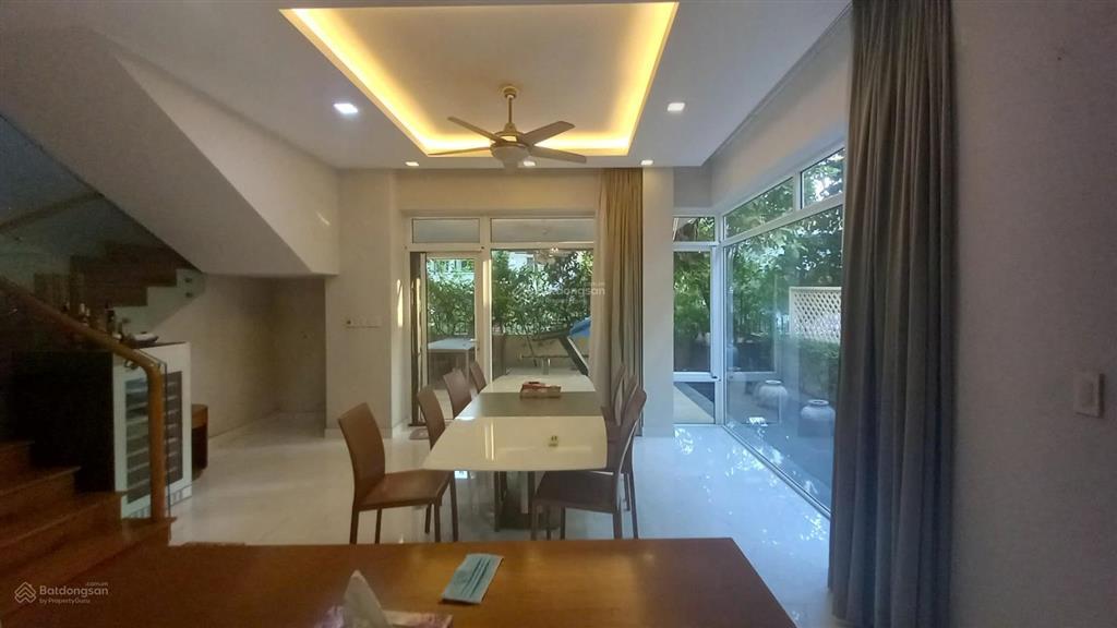 Bán biệt thự phú gia, 110 tỷ, 330m2, nội thất đẹp, 4 phòng ngủ, sân vườn rộng, khu an ninh, q7, hcm