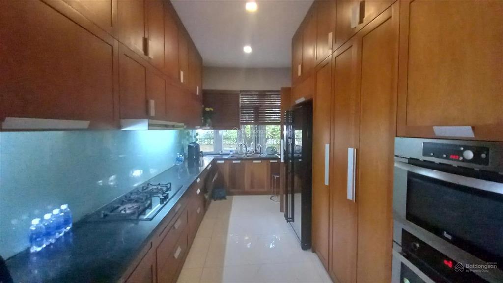 Bán biệt thự phú gia, 110 tỷ, 330m2, nội thất đẹp, 4 phòng ngủ, sân vườn rộng, khu an ninh, q7, hcm