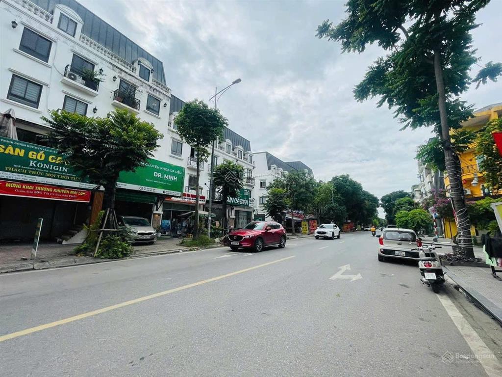 Tôi cần bán gấp liền kề la casta văn phú 75m2, 5t, thang máy, trục chính, đường 22m, hơn 20 tỷ