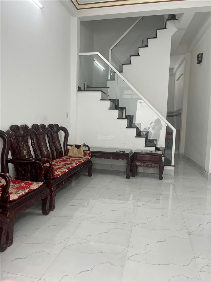 Cho thuê nhà nguyên căn 3 tầng hẻm cuối đường hùng vương, khu phố tây, cách biển 2 phút đi bộ