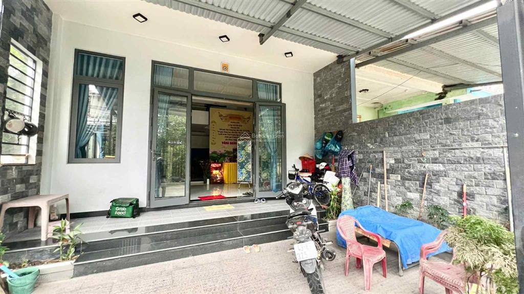 Chủ gửi bán nhà 2 tầng 2 mt đường 6m  ngay cạnh chợ phong nam cách ql1a 500m, gần trường giá tốt