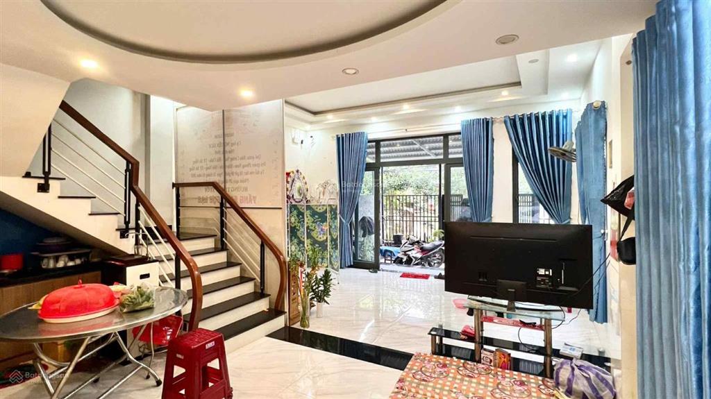 Chủ gửi bán nhà 2 tầng 2 mt đường 6m  ngay cạnh chợ phong nam cách ql1a 500m, gần trường giá tốt