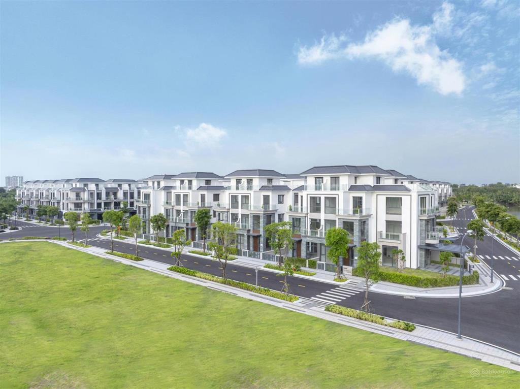 Bán căn biệt thự sân vườn 280m2, ngay tại quận 2, đã có sổ đỏ, hỗ trợ trả góp và vay ngân hàng