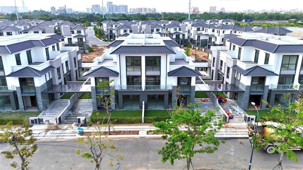 Bán căn biệt thự sân vườn 280m2, ngay tại quận 2, đã có sổ đỏ, hỗ trợ trả góp và vay ngân hàng