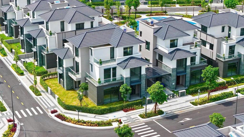 Bán căn biệt thự sân vườn 280m2, ngay tại quận 2, đã có sổ đỏ, hỗ trợ trả góp và vay ngân hàng