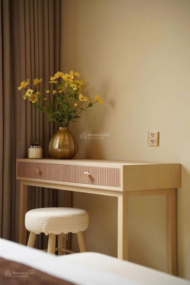 Bán căn nhà phố sd 203m2, xây dựng 1 trệt + 2 lầu, full nội thất, cạnh sân bay, view biển cam ranh