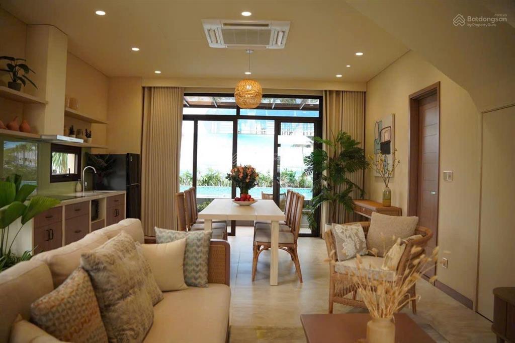 Bán căn nhà phố sd 203m2, xây dựng 1 trệt + 2 lầu, full nội thất, cạnh sân bay, view biển cam ranh