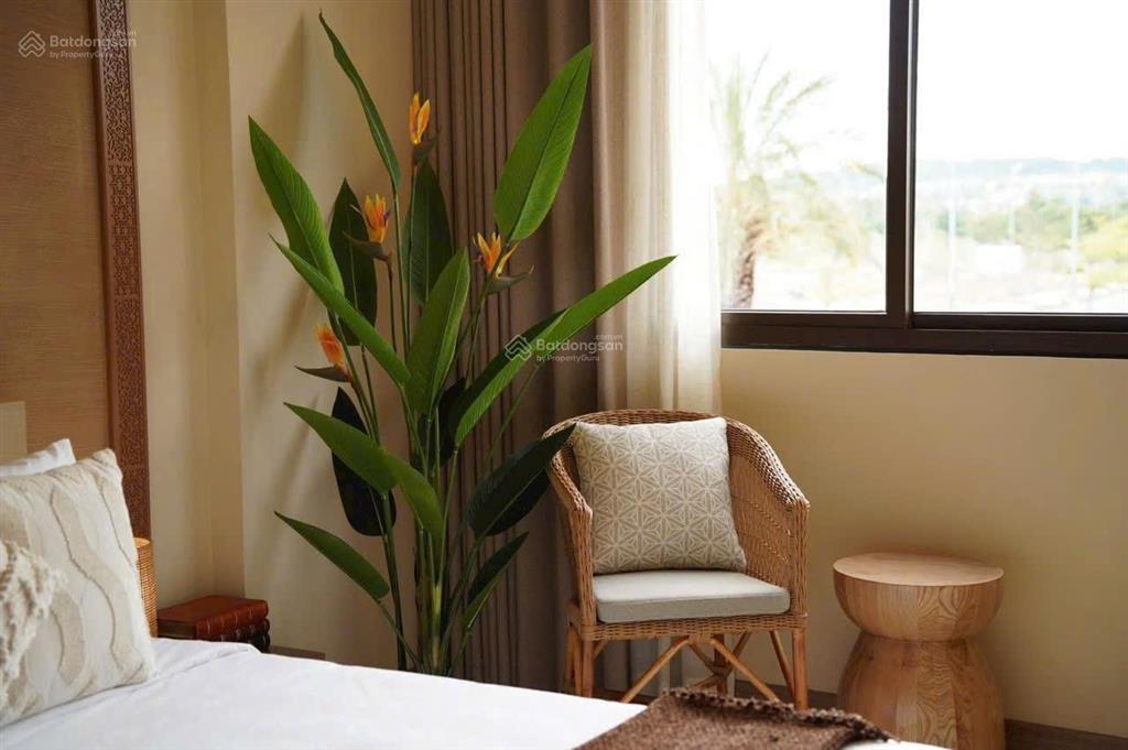 Bán căn nhà phố sd 203m2, xây dựng 1 trệt + 2 lầu, full nội thất, cạnh sân bay, view biển cam ranh