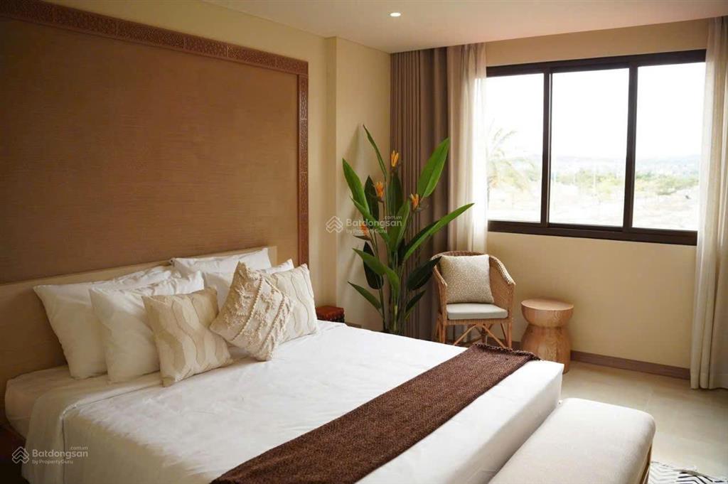 Bán căn nhà phố sd 203m2, xây dựng 1 trệt + 2 lầu, full nội thất, cạnh sân bay, view biển cam ranh