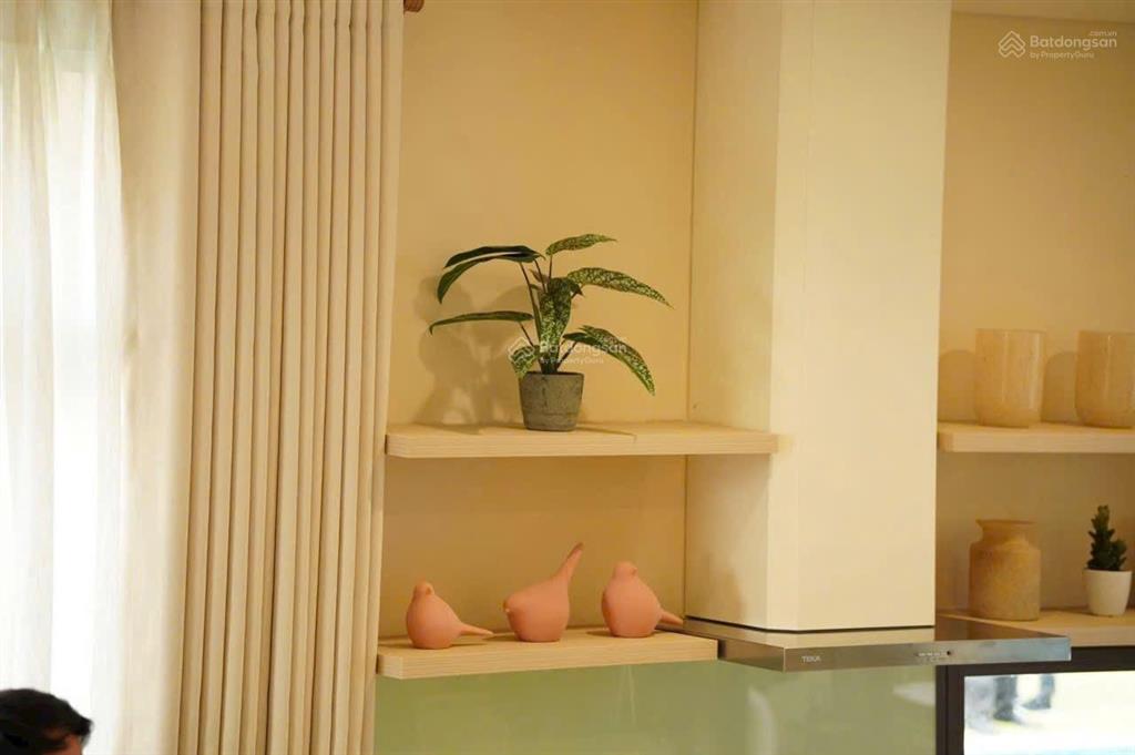 Bán căn nhà phố sd 203m2, xây dựng 1 trệt + 2 lầu, full nội thất, cạnh sân bay, view biển cam ranh