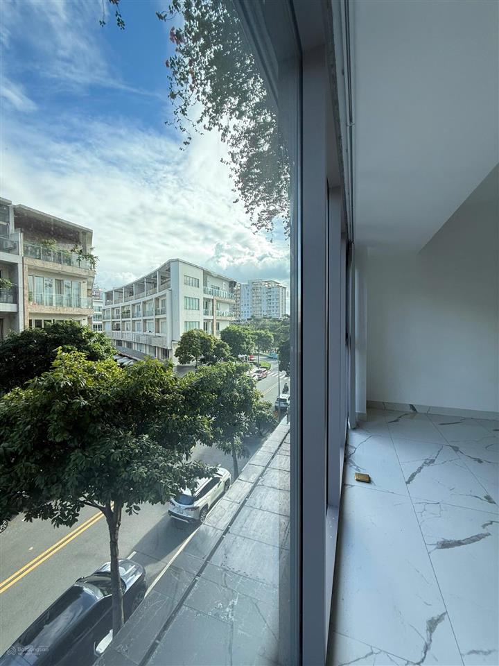 Bán nhanh shop sala, 3 tầng,232.6m2, 56 tỉ 9, cách công viên 20m siêu đẹp, sẵn dòng tiền 90tr/tháng