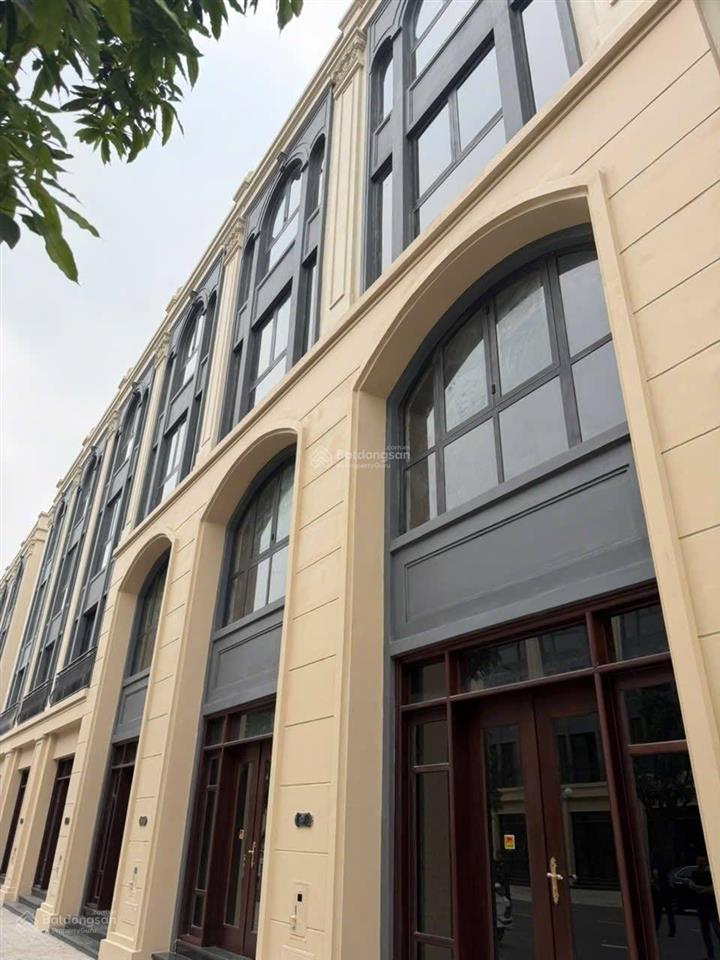 Bán liền kề ngôi sao  góc đối diện chung cư  diện tích 139m2. giá 57,x tỷ. vinhomes cổ loa