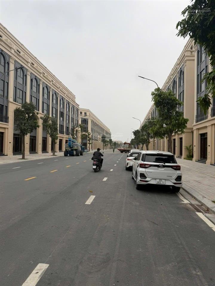 Bán liền kề ngôi sao  góc đối diện chung cư  diện tích 139m2. giá 57,x tỷ. vinhomes cổ loa
